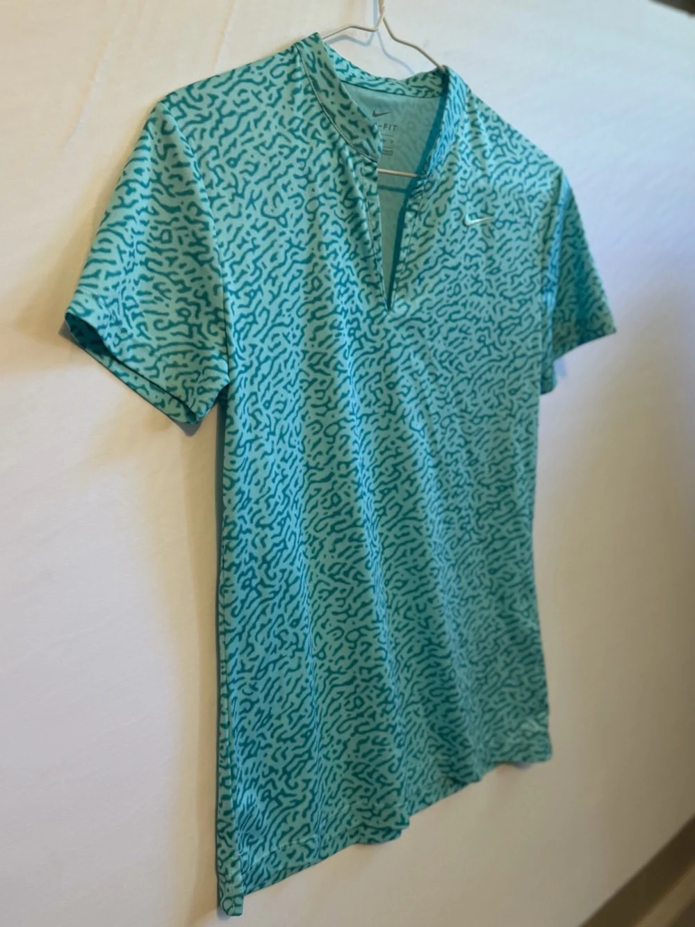 Nike Aqua Teal Patterned Short Sleeve dri fit vneck Athletic Top size xs - Picture 2 of 5